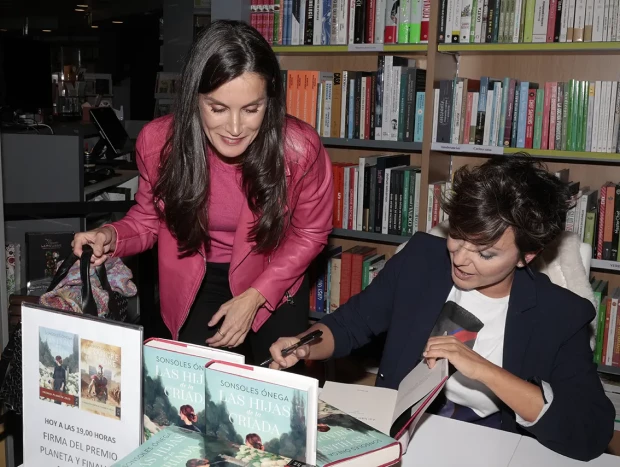 La Reina no dudó en apoyar a su gran amiga tras las malas críticas recibidas por su libro.