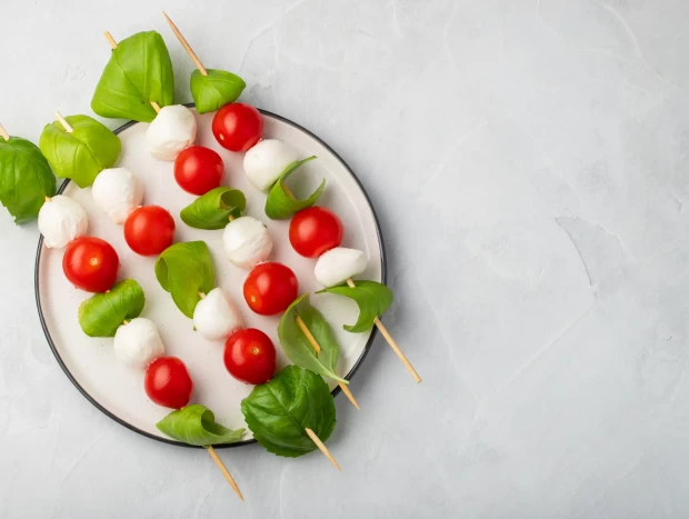 Brochetas de queso crujiente y salsa de frutos rojos