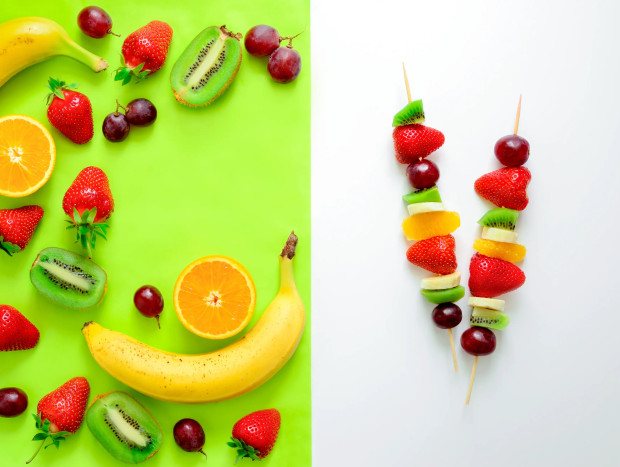 Brochetas multicolor de frutas