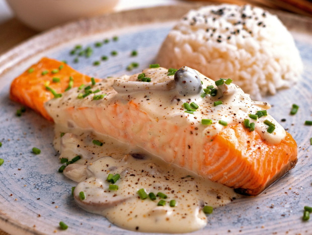 Salmón a la plancha con salsa de setas