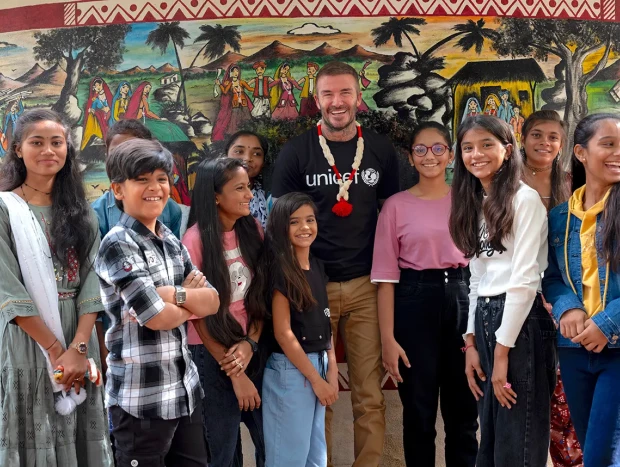 Beckham con niños en la india.