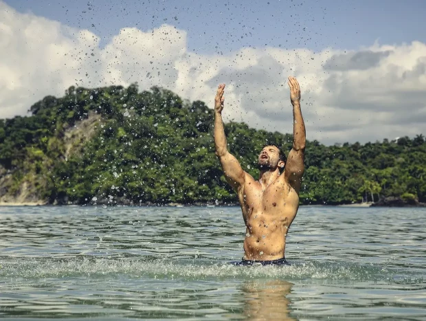 Pablo Alborán bañándose en la playa