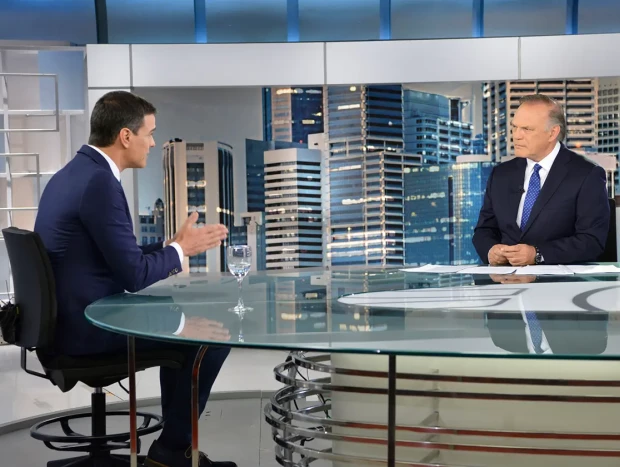 Pedro Piqueras entrevistando al presidente Pedro Sánchez.