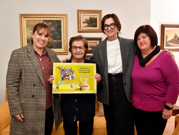 Eulàlia Ramos, de la revista Pronto; la ganadora, su hija, Yolanda, y su amiga María José.