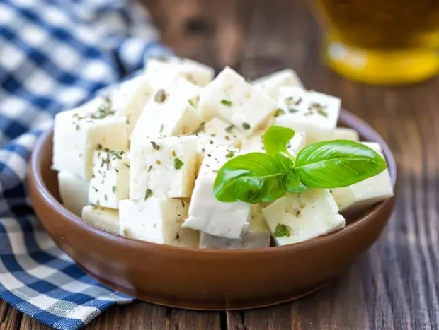 Queso feta para la receta de calabaza asada con queso de cabra y nueces.