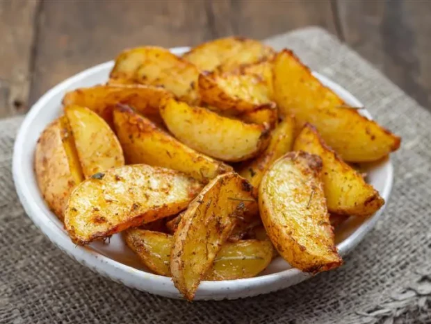 Patatas para la receta de lomo de cerdo guisado con tomate