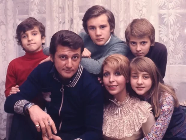 Fotografía de familia con sus padres y hermanos.