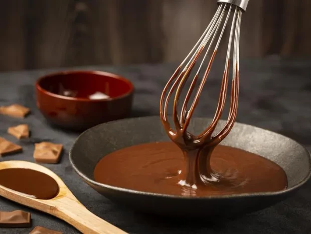 Fundir chocolate en la receta de tarta con corazones de chocolate