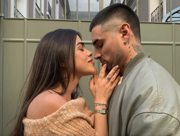 Violeta Mangriñán y Fabio Colloricchio posando muy románticos.