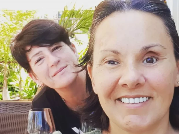 Raquel Morillas con su mujer, Noah.
