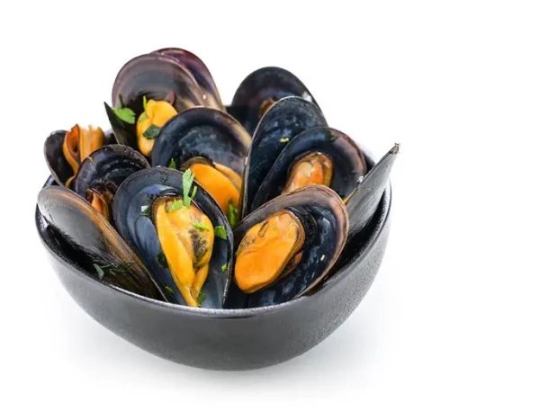 mejilones dentro de la receta de mejillones con salsa de tomate picante