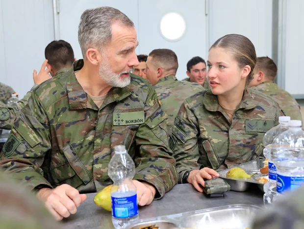 El Rey compartió un divertido almuerzo con Leonor y sus compañeros.