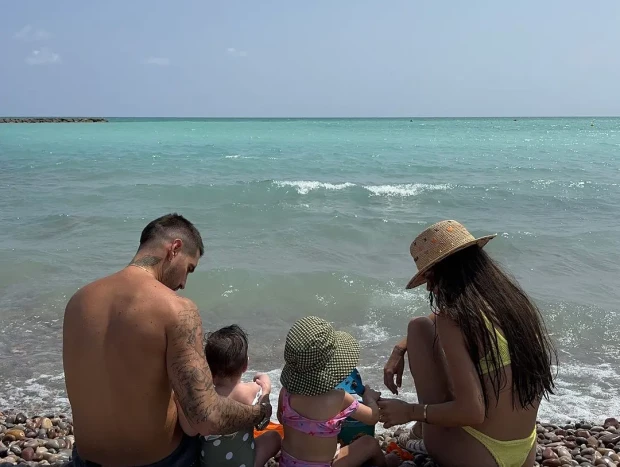 Violeta junto a Fabio y sus dos hijas.