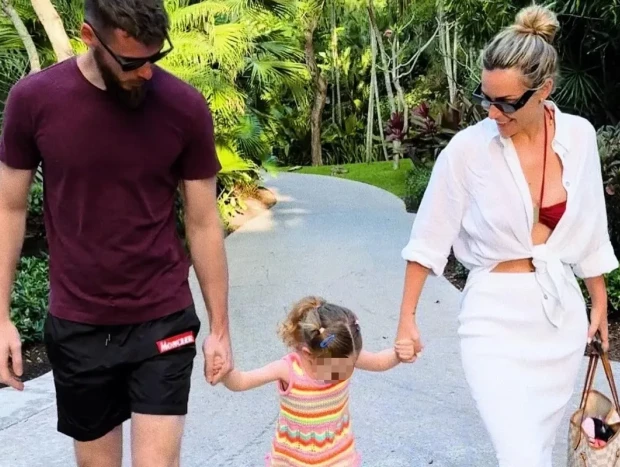 Edurne y David de Gea, con su hija Yanay.
