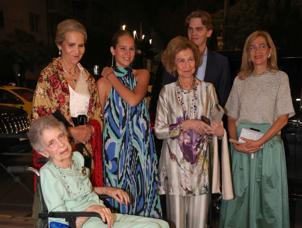 Doña Sofía con su hermana Irene, sus hijas, y sus nietos, Irene y Miguel en la preboda de Teodora de Grecia