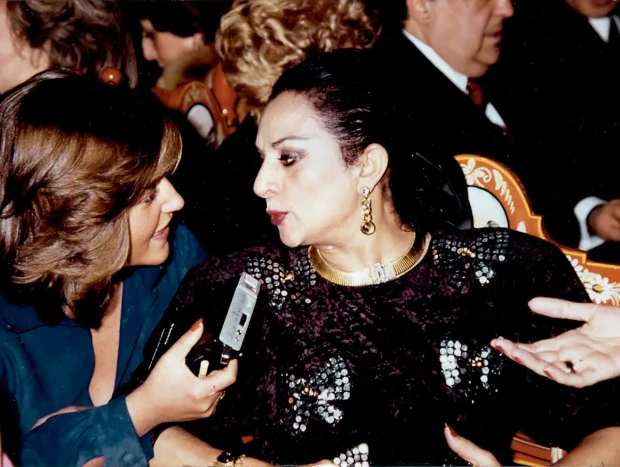 Lydia Lozano hablando con Lola Flores.