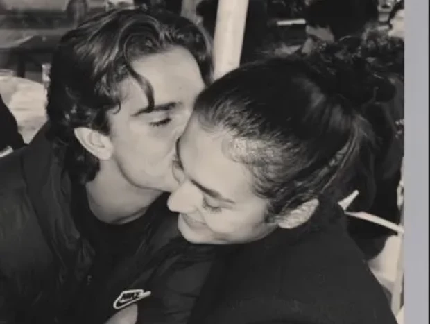 El hijo de Rosario Flores con su novia.