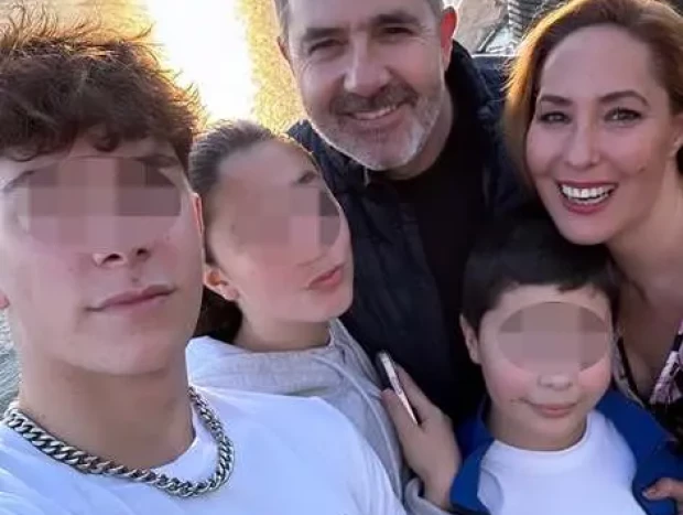 Historia de Instagram de Rosario Mohedano, junto a sus tres hijos. El mayor, Antonio.