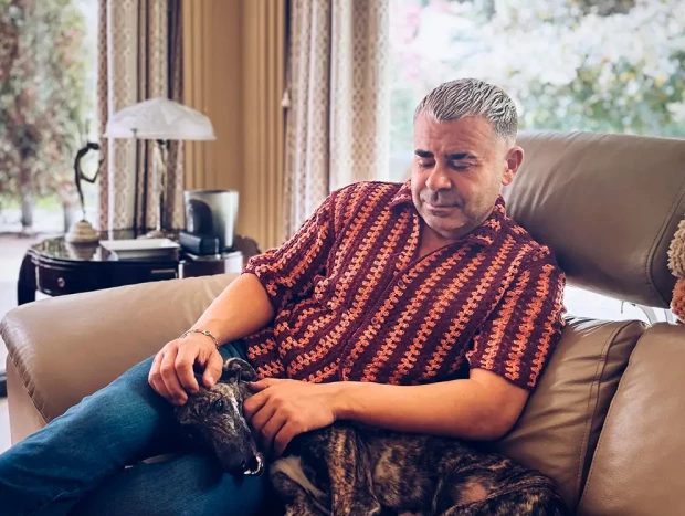 Jorge Javier sentado en un sofá con su perro.