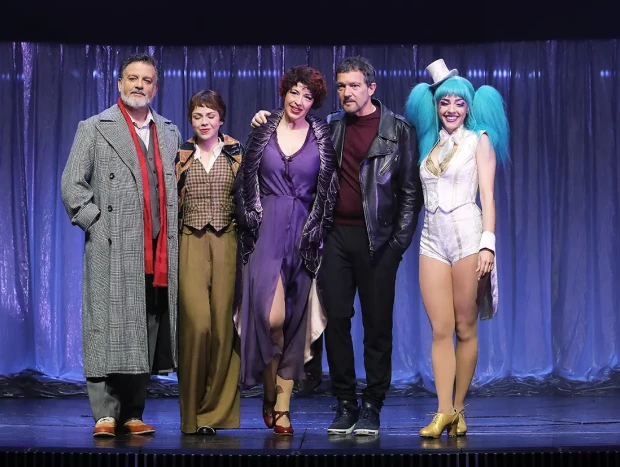 Antonioo Banderas con parte del elenco de esta producción que puede verse en el teatro Apolo de Madrid.