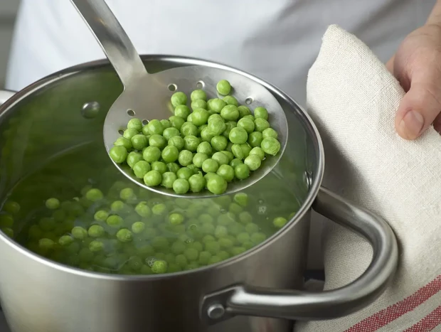 Salchichas con guisantes - Truco