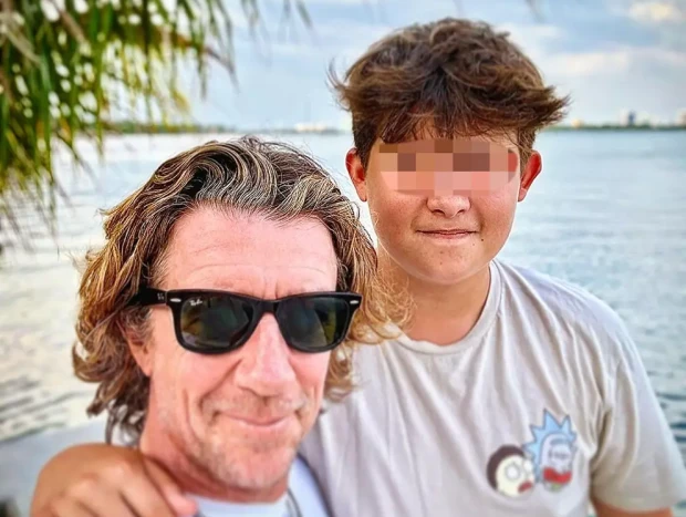 Colate Vallejo-Nágera con su hijo, el pasado verano.