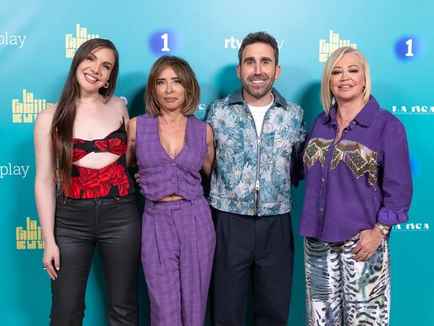 Los presentadores de 'La familia de la tele', María Patiño, Inés Hernand y Aitor Albizua, y su colaboradora Belén Esteban.
