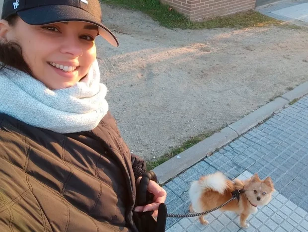 Chenoa paseando con su perrita Chloe