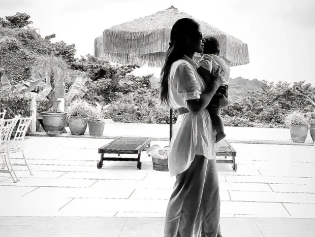 Gabriela Guillén con su hijo en brazos.