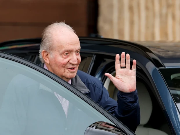 El rey emérito en una visita a España antes de entrar al coche