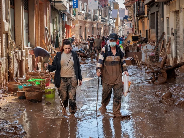 Personas limpiando las calles después de la DANA en Valencia.
