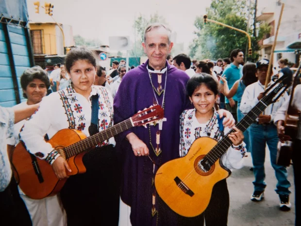 El papa Francisco cuando era arzobispo de Buenos Aires, en uno de los barrios que visitaba.