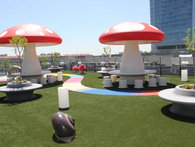 Sombrillas en forma de setas gigantes en una terraza