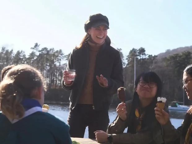 Kate Middleton riendo junto a unos jóvenes scouts en el lago Windermere, Gales.