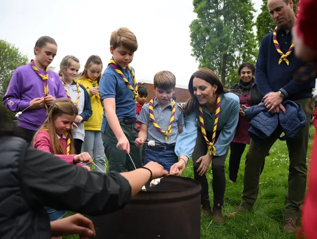 Kate Middleton con sus hijos en una reunión de los Boy Scouts.