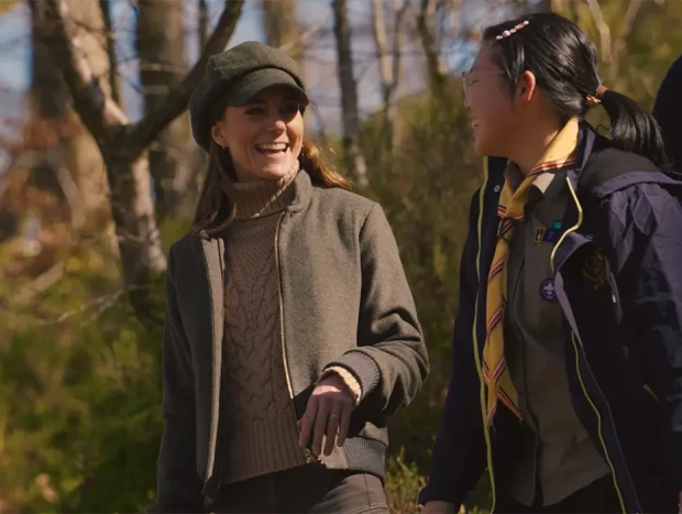 Kate Middleton con una chica boy scout.