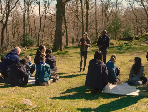 Kate Middleton en el bosque durante una reunión de los boy scouts