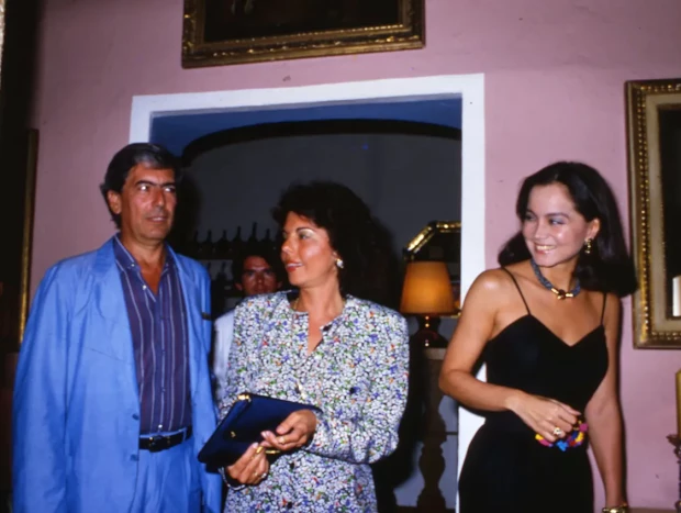 Mario Vargas Llosa junto a su esposa Patricia y a Isabel Preysler en una imagen de los años 80.
