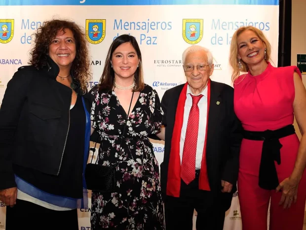 De izqda. a dcha., Rosana, Chábeli Iglesias, el padre Ángel y Rocío Sañudo-Limón.