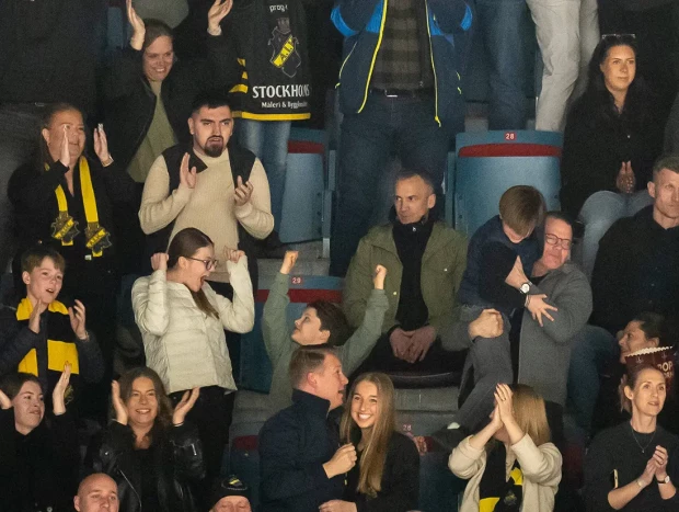 La familia real sueca durante un partido de hockey.