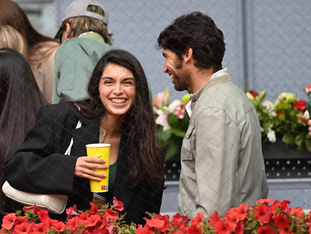 Lucía Rivera y Cayetano Rivera viendo juntos el tenis mientras ríen