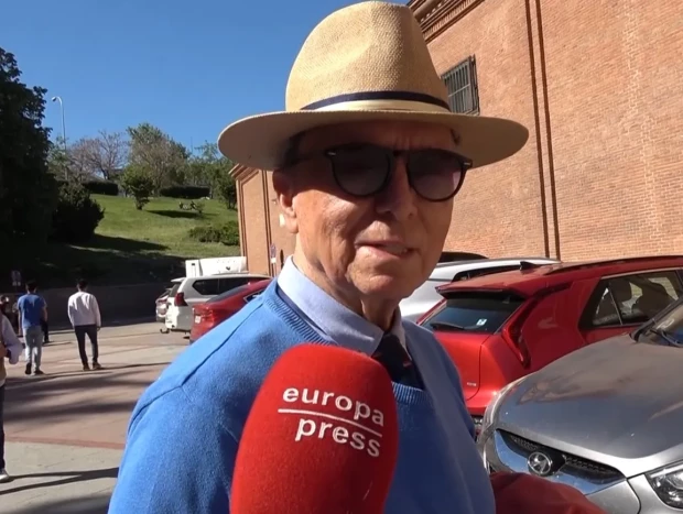 José Ortega Cano con sombrero por la calle con los reporteros, en una imagen de EP.