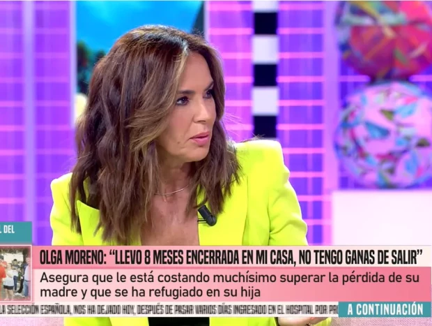 Olga Moreno con una americana color verde neón en 'Fiesta' hablando de su relación con Ana Luque