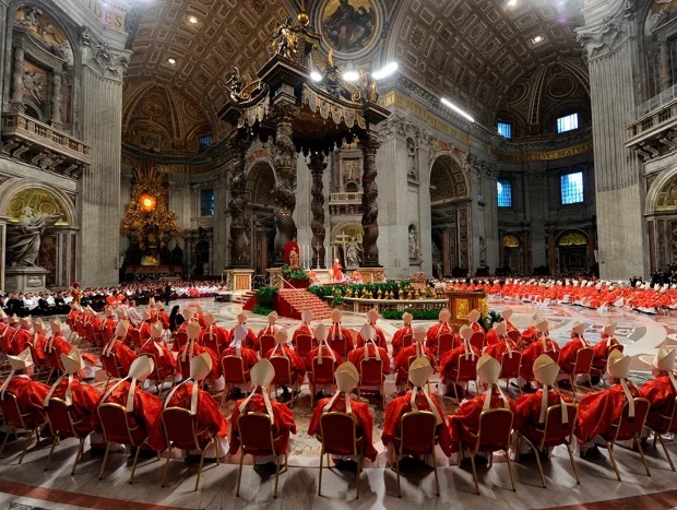 Cardenales reunidos en la basílica de San Pedro en el Vaticano.