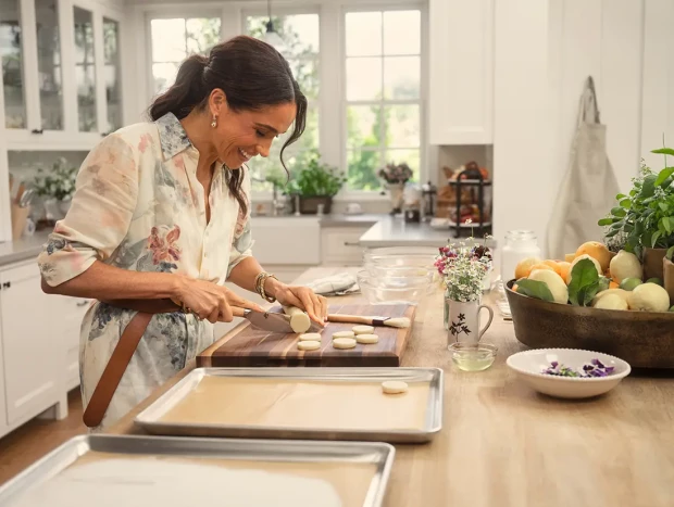 Meghan Markle cocinando.