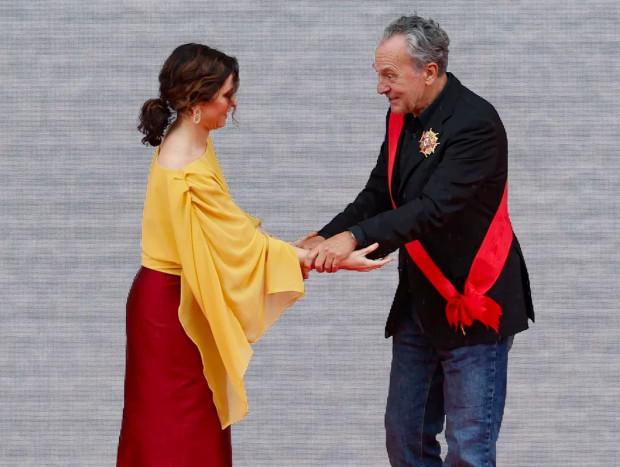 Isabel Díaz Ayuso y José Coronado en los premios de la Gran Cruz del Dos de mayo