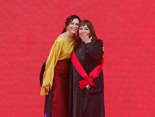 Isabel Díaz Ayuso y Massiel en los premios de la Gran Cruz del Dos de mayo