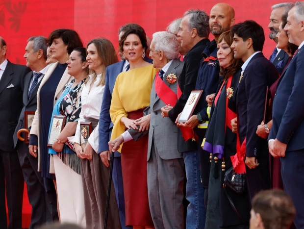 Isabel Díaz Ayuso y Massiel cn otros galardonados en los premios de la Gran Cruz del Dos de mayo