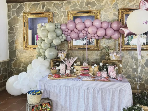 Pastora Soler enseña la mesa de comida en la comunión de su hija Estrella