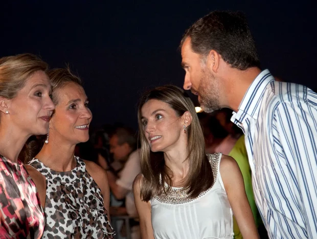 Letizia y Felipe con las infantas Elena y Cristina.